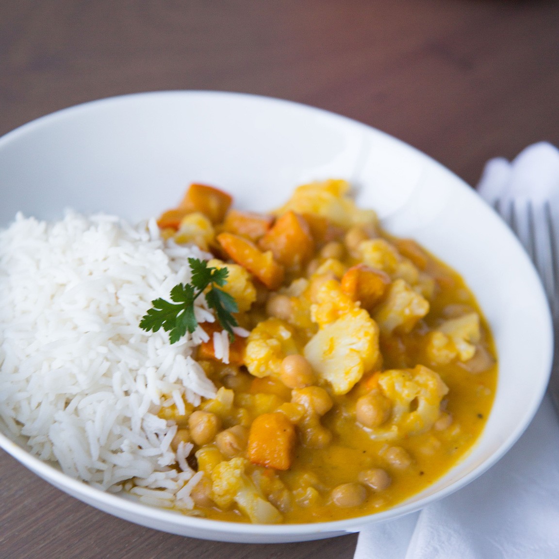 4K Curry mit Kürbis, Karfiol, Kichererbsen und Karotten mit Bio-Basmatireis
