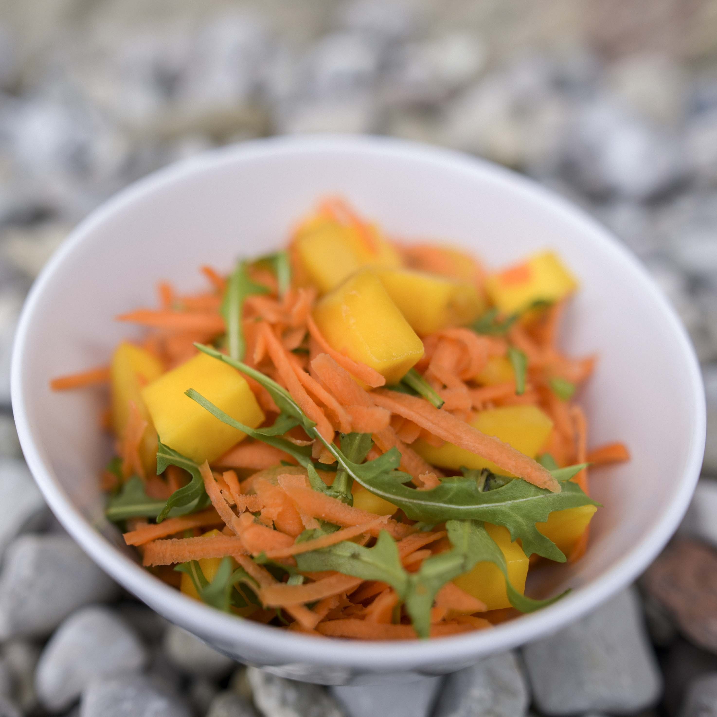 Knackiger Karotten-Mango-Salat mit Rucola