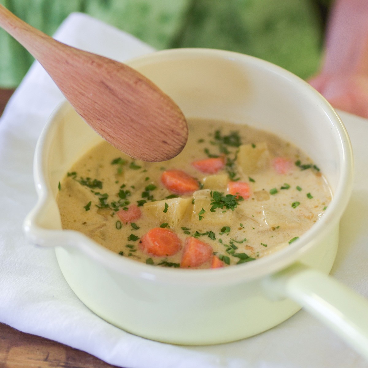 Lauch-Karotten Suppe mit Haselnüsse und Emmentalerwürfel
