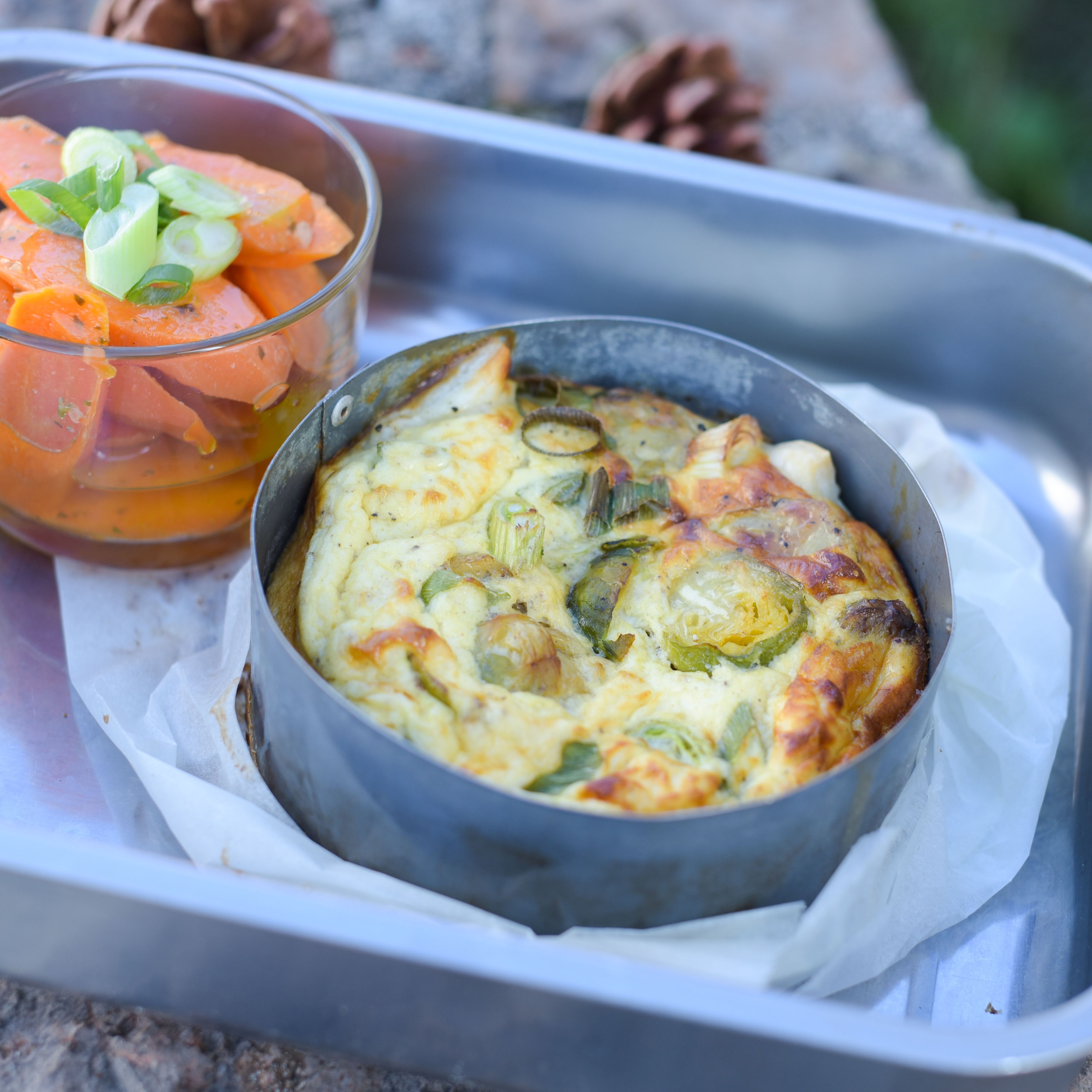 Kohlsprossen-Quiche mit Karottensalat