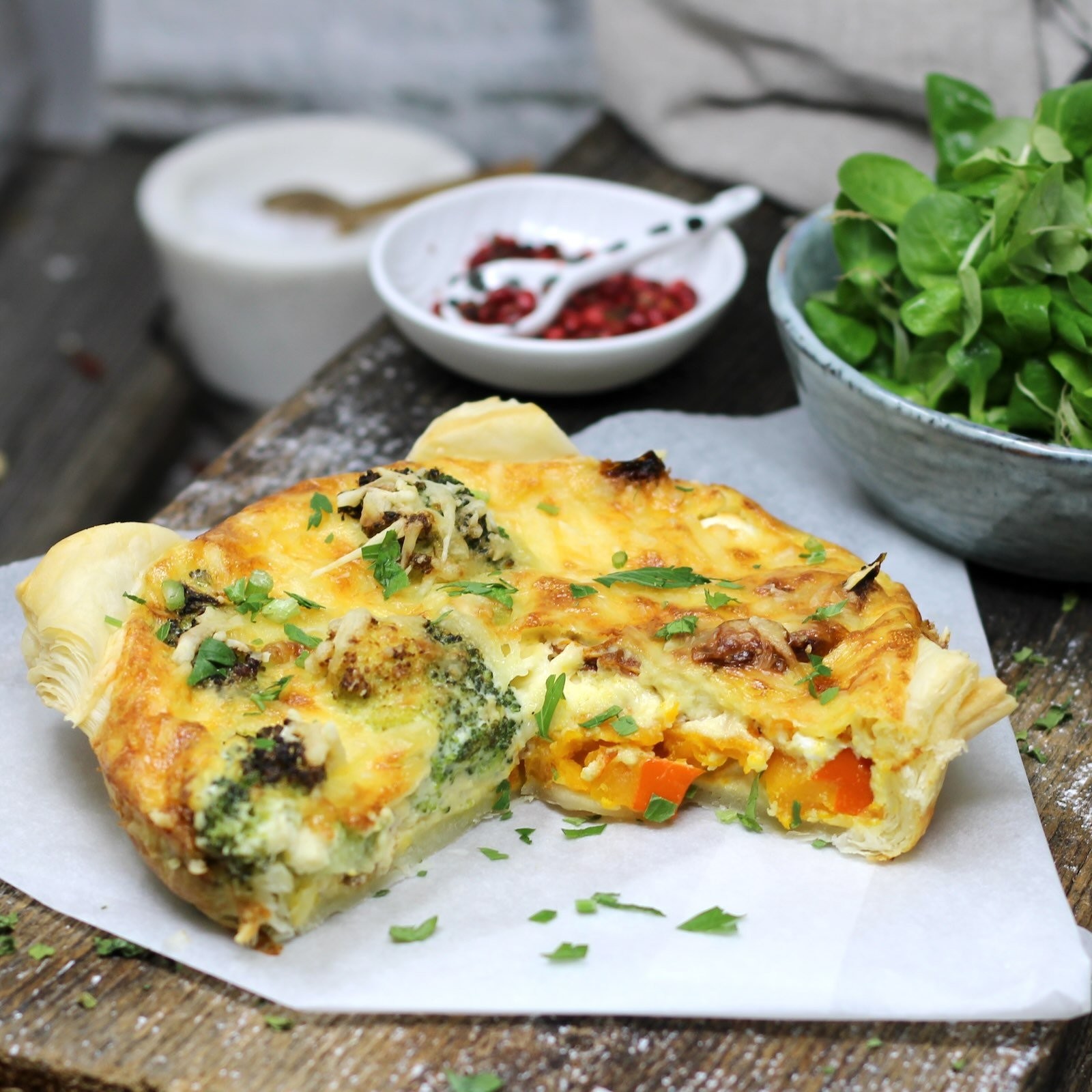 Brokkoli-Kürbis Tarte mit Feta und Mozzarella