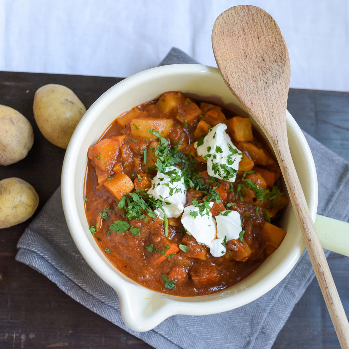 Herbstliches Gulasch mit Kürbis, Sellerie und Kartoffeln