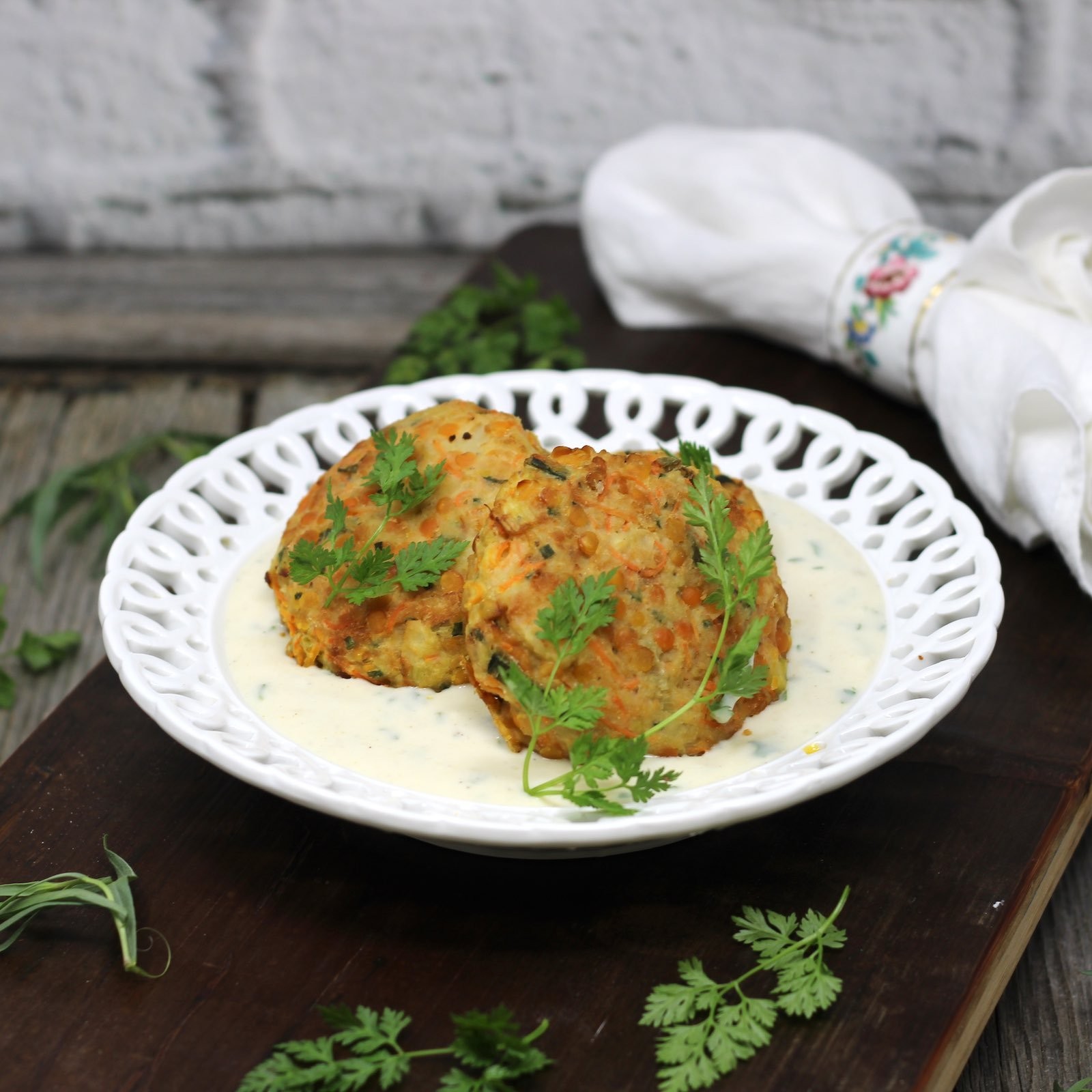 Hirse-Laibchen mit cremiger Limettensauce und Babyspinat
