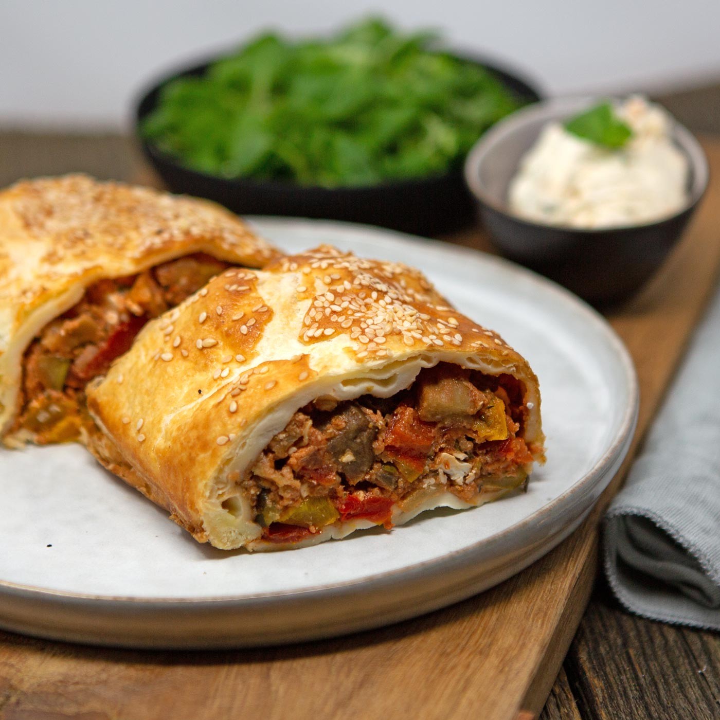 Mediterraner Gemüsestrudel mit Feta, Basilikum-Dip und Vogerlsalat