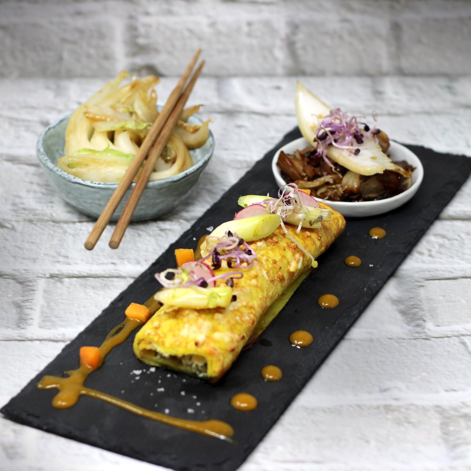 Gebackene Palatschinken mit Gurkensalat und Joghurt-Dressing