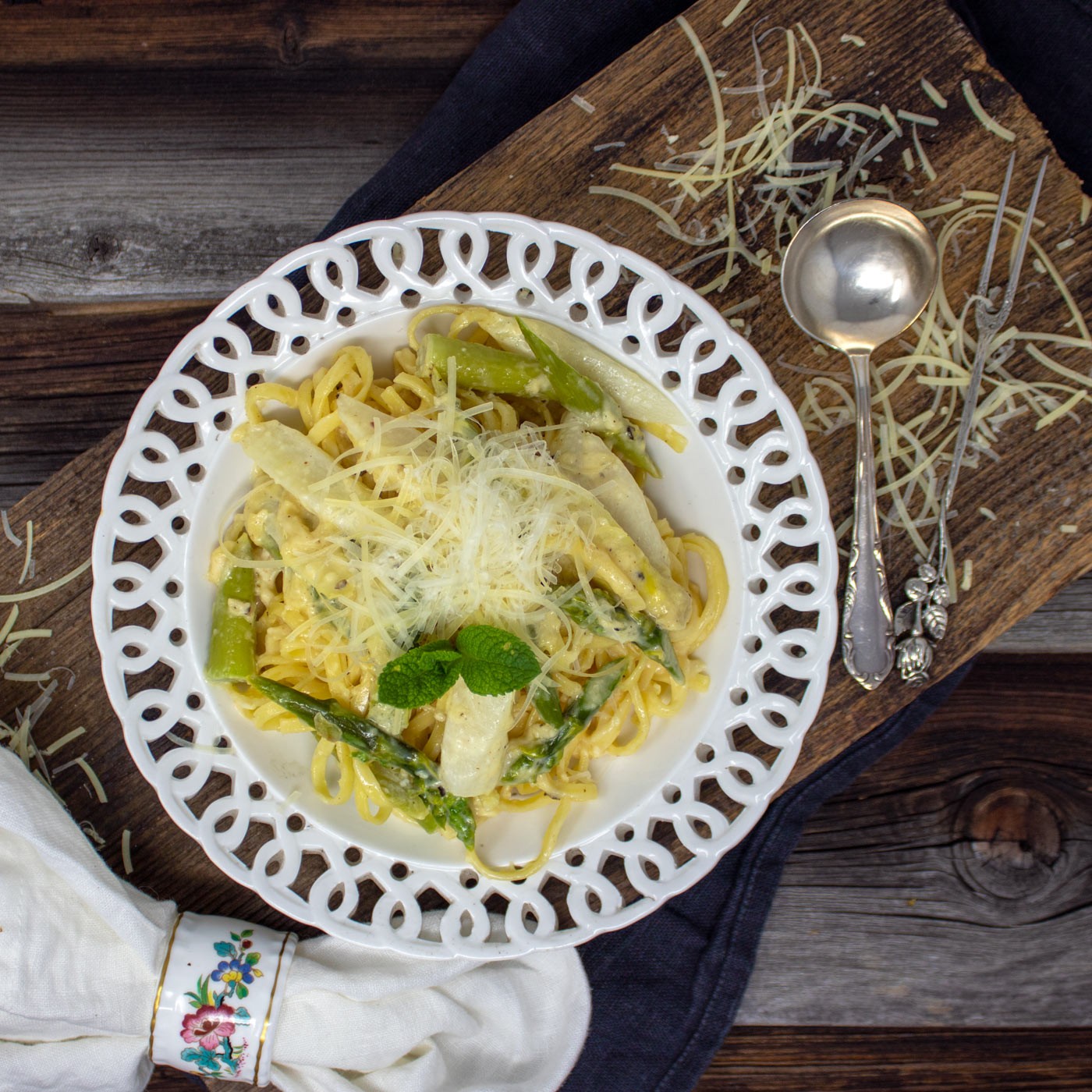 Linguini mit grünem &amp; weißem Spargel und Parmesansauce