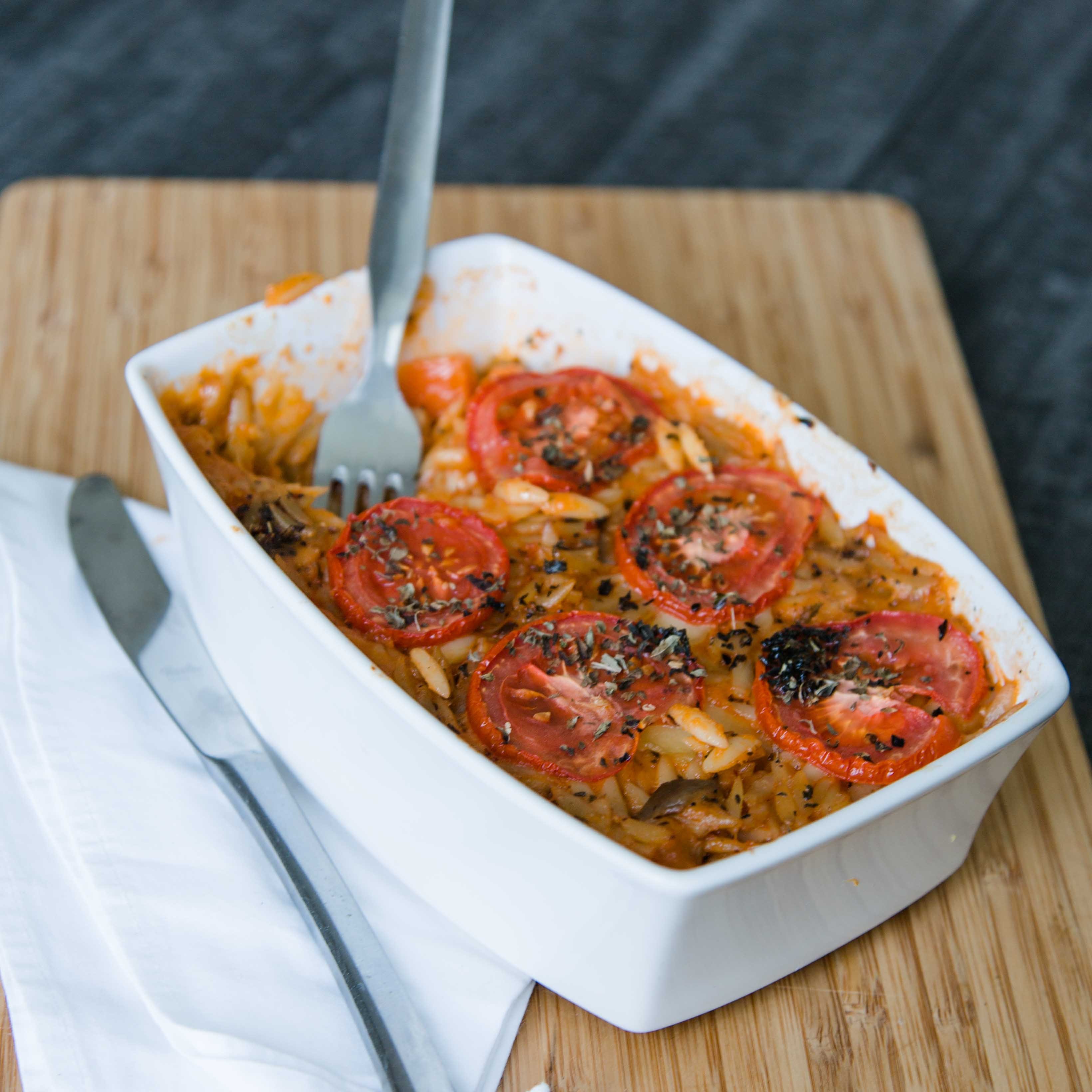 Überbackene Risoni (kleine Nudeln) mit Mozzarella und Oregano Überbackene Risoni (kleine Nudeln) mit Mozzarella und Oregano