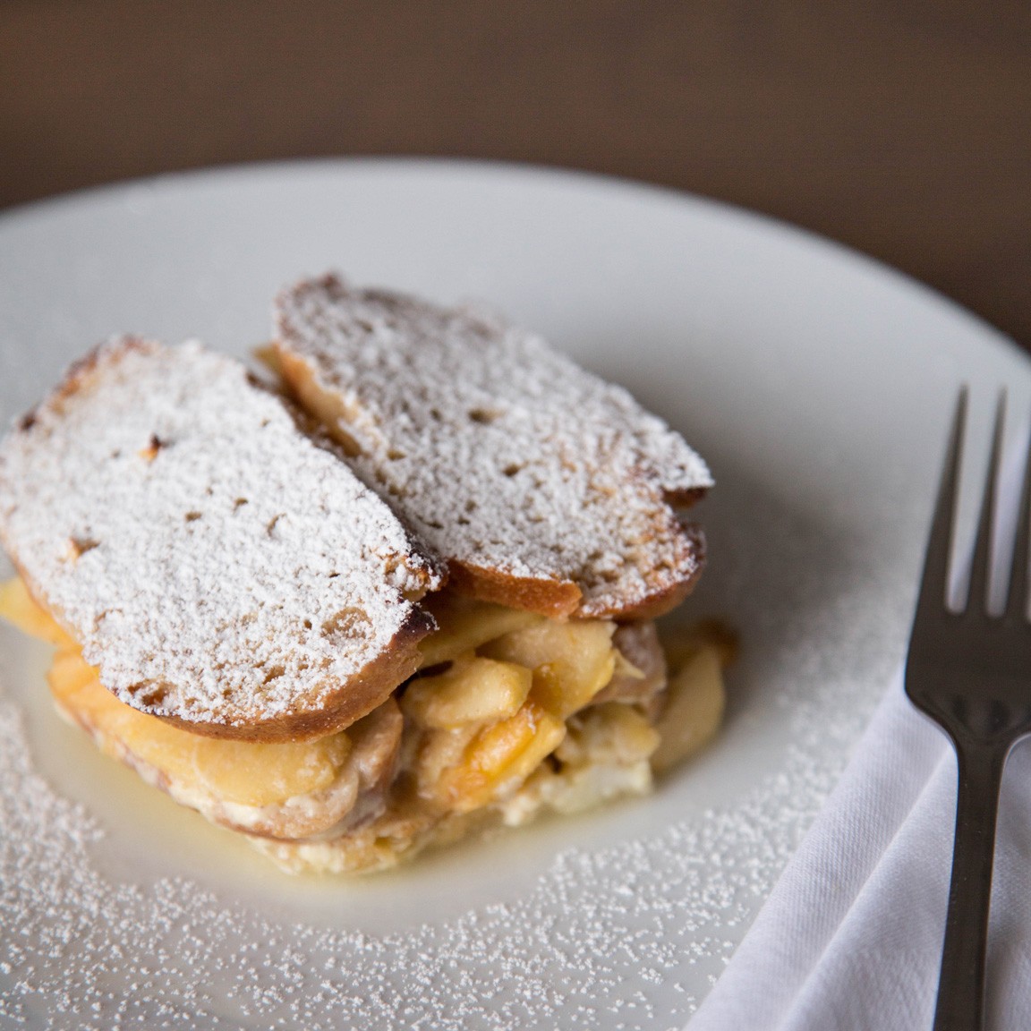 Apfel-Scheiterhaufen mit Vanillesauce