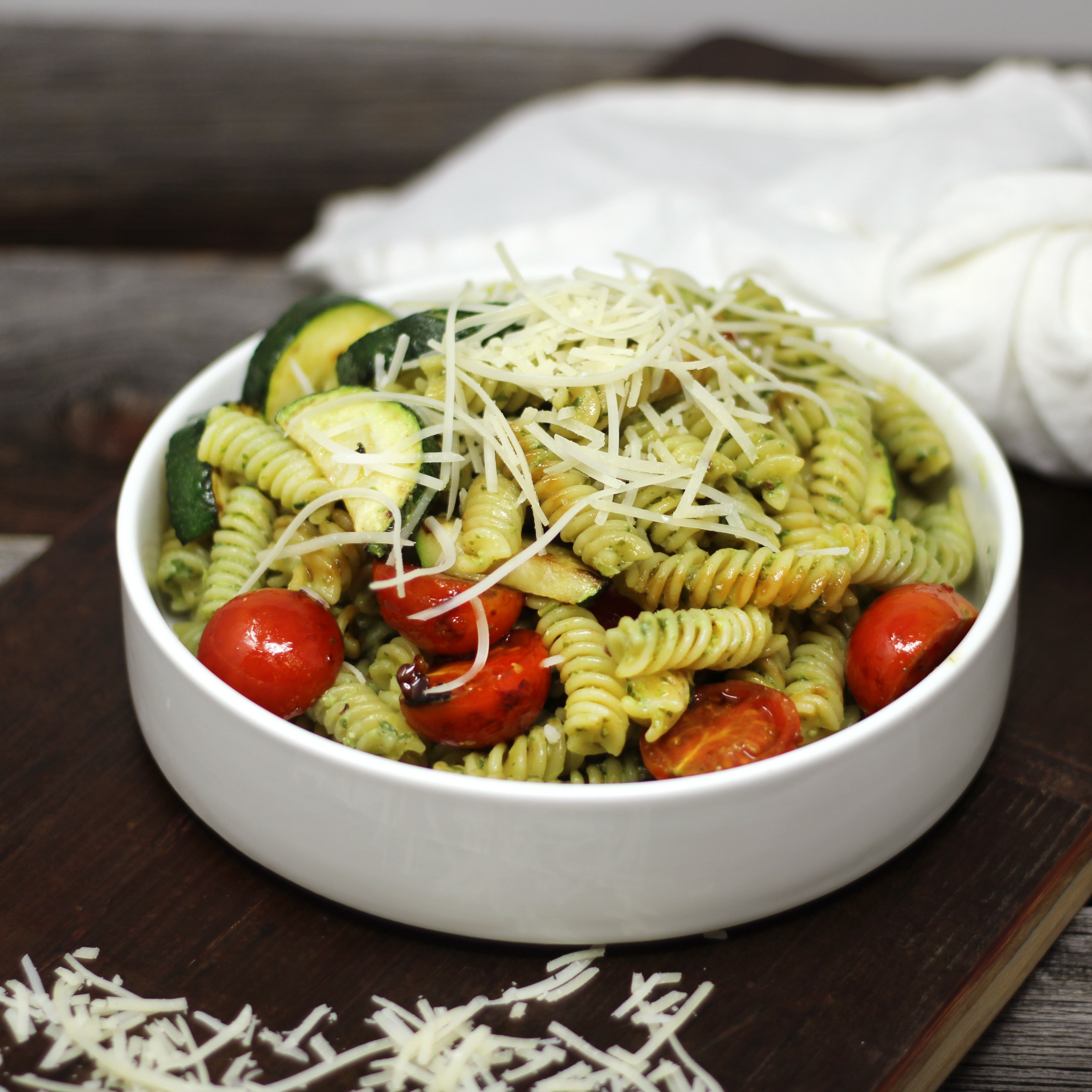 Spirelli mit Kräuterpesto, Zucchini, Cocktail-Tomaten und frischem Parmesan