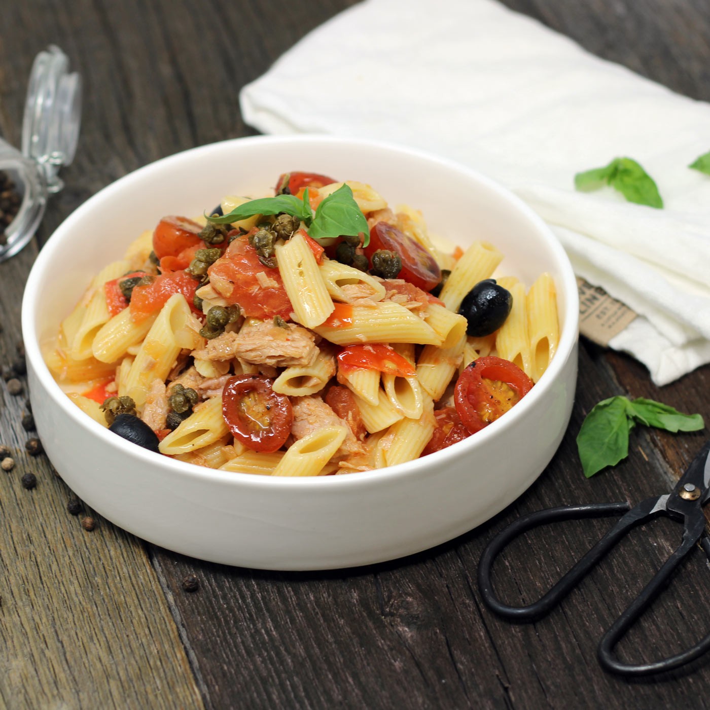 Thunfisch-Penne mit frischen Tomaten und Basilikum