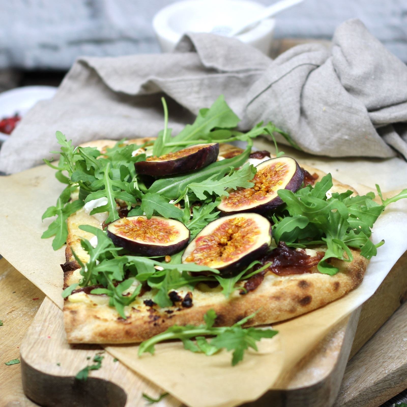 Pinsa mit frischen Feigen, Ziegenkäse und karamellisierten Zwiebeln