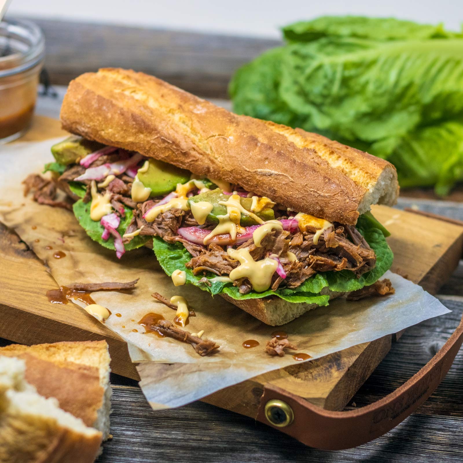 Pulled BeefSandwich mit Avocado und CheddarCheese