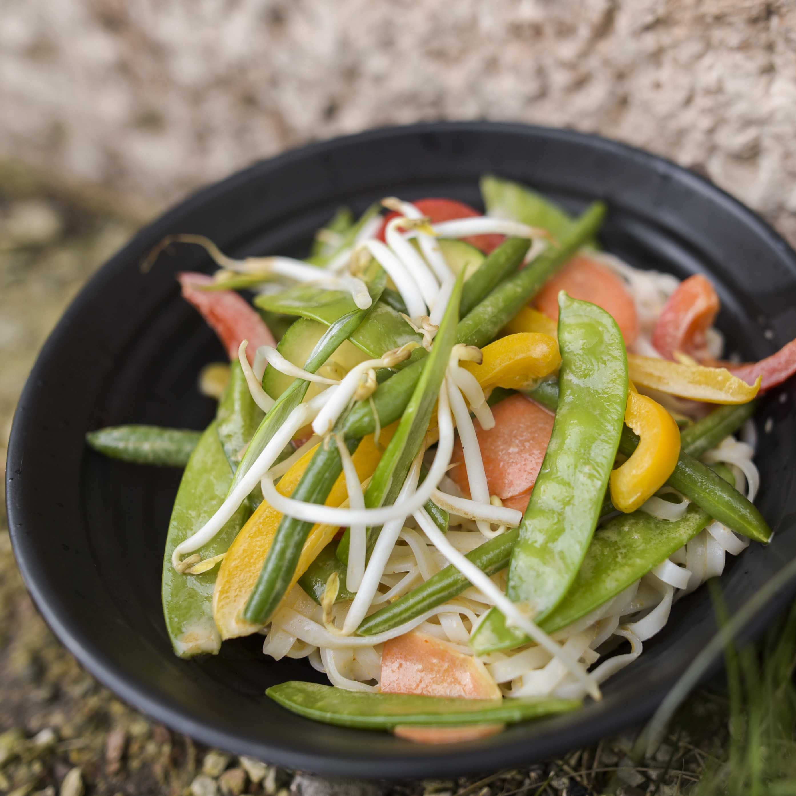 Reisnudeln mit buntem Thai-Gemüse