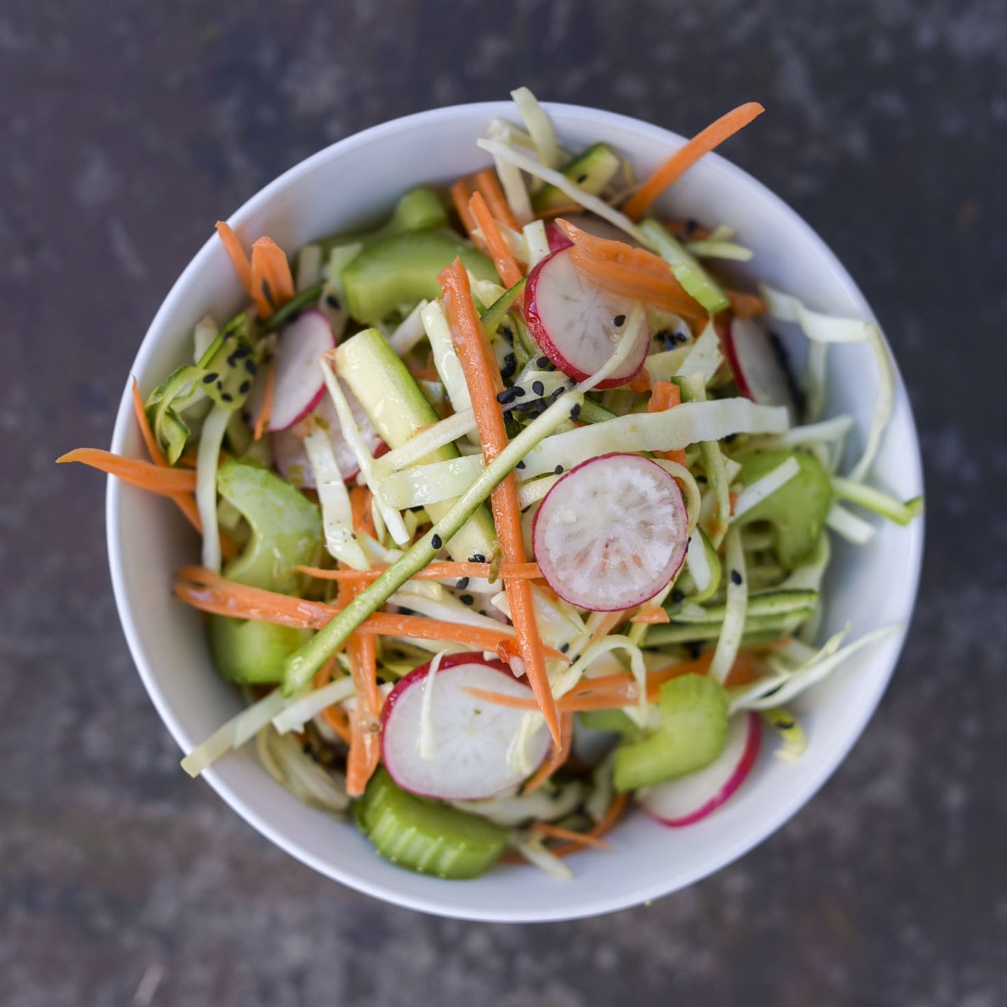 Knackiger Rohkostsalat mit Himbeerdressing