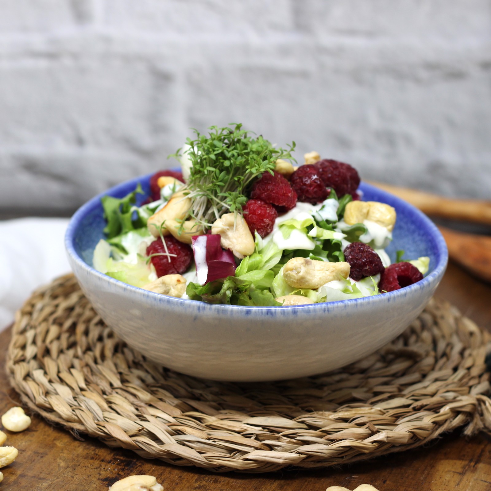 Powersalat mit Cashews und Himbeeren