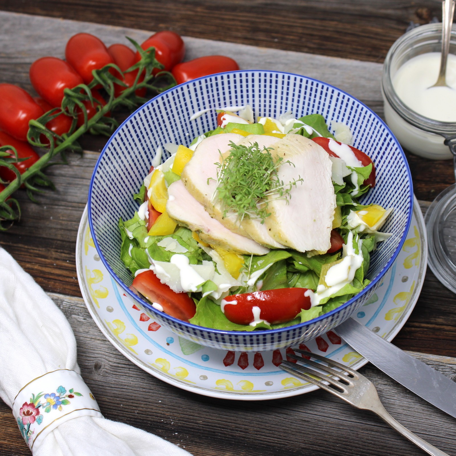 Romanasalat mit zartem Hühnerfilet, Cocktailtomaten und Paprikawürfel