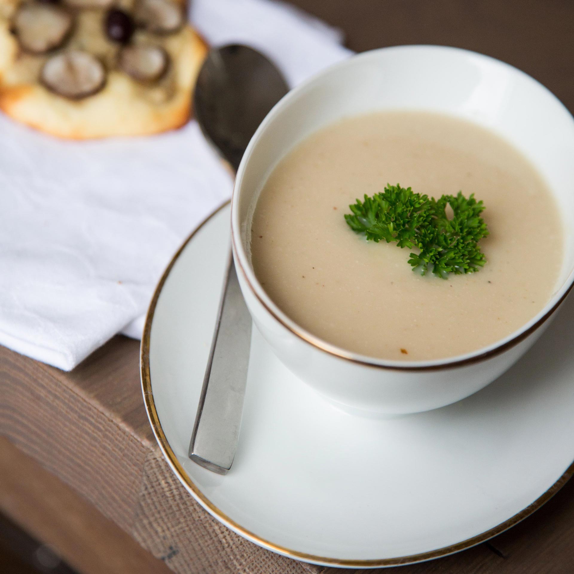 Spargelcreme-Suppe mit Croutons
