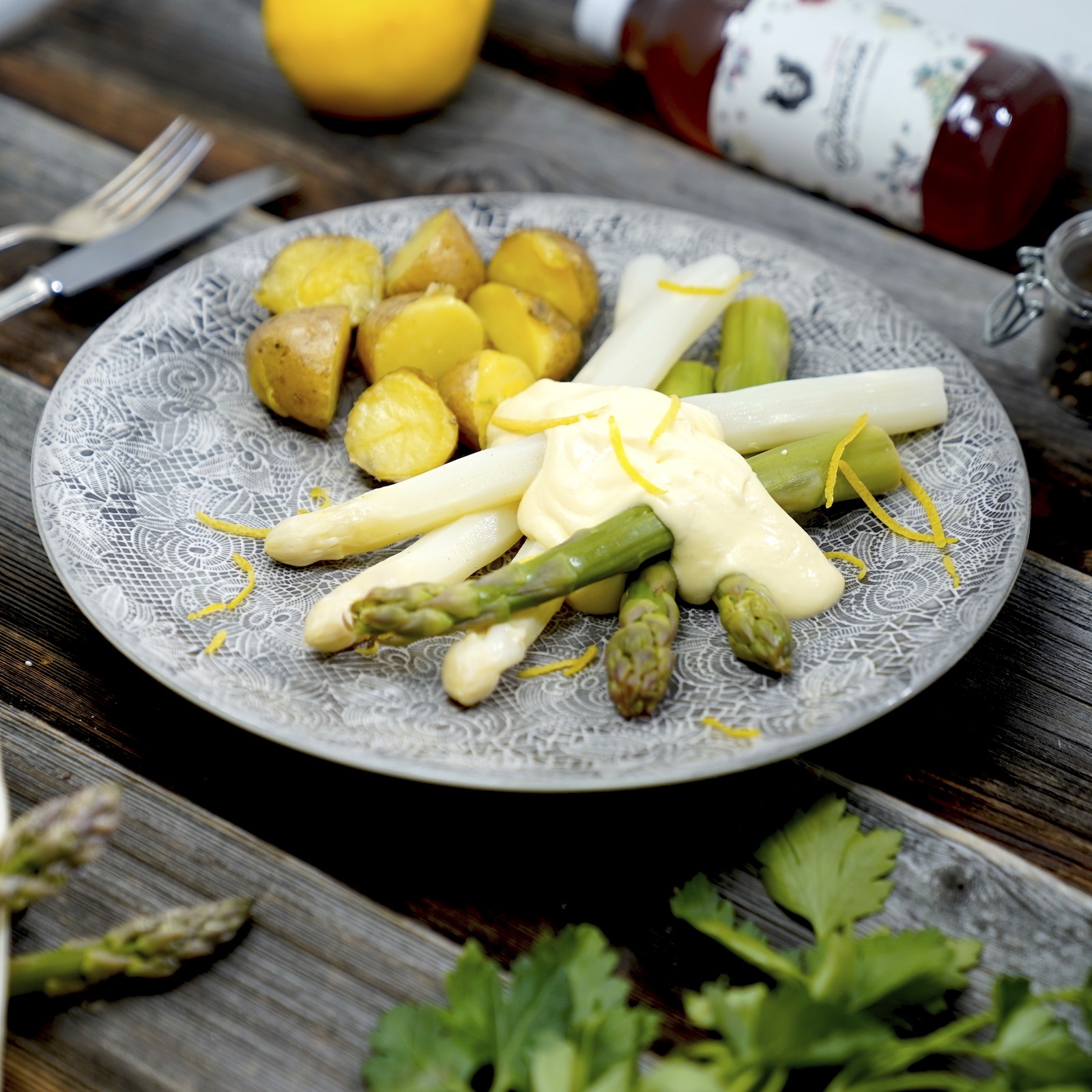 Grüner und weißer Spargel mit selbst gemachter Sauce Hollandaise und ...