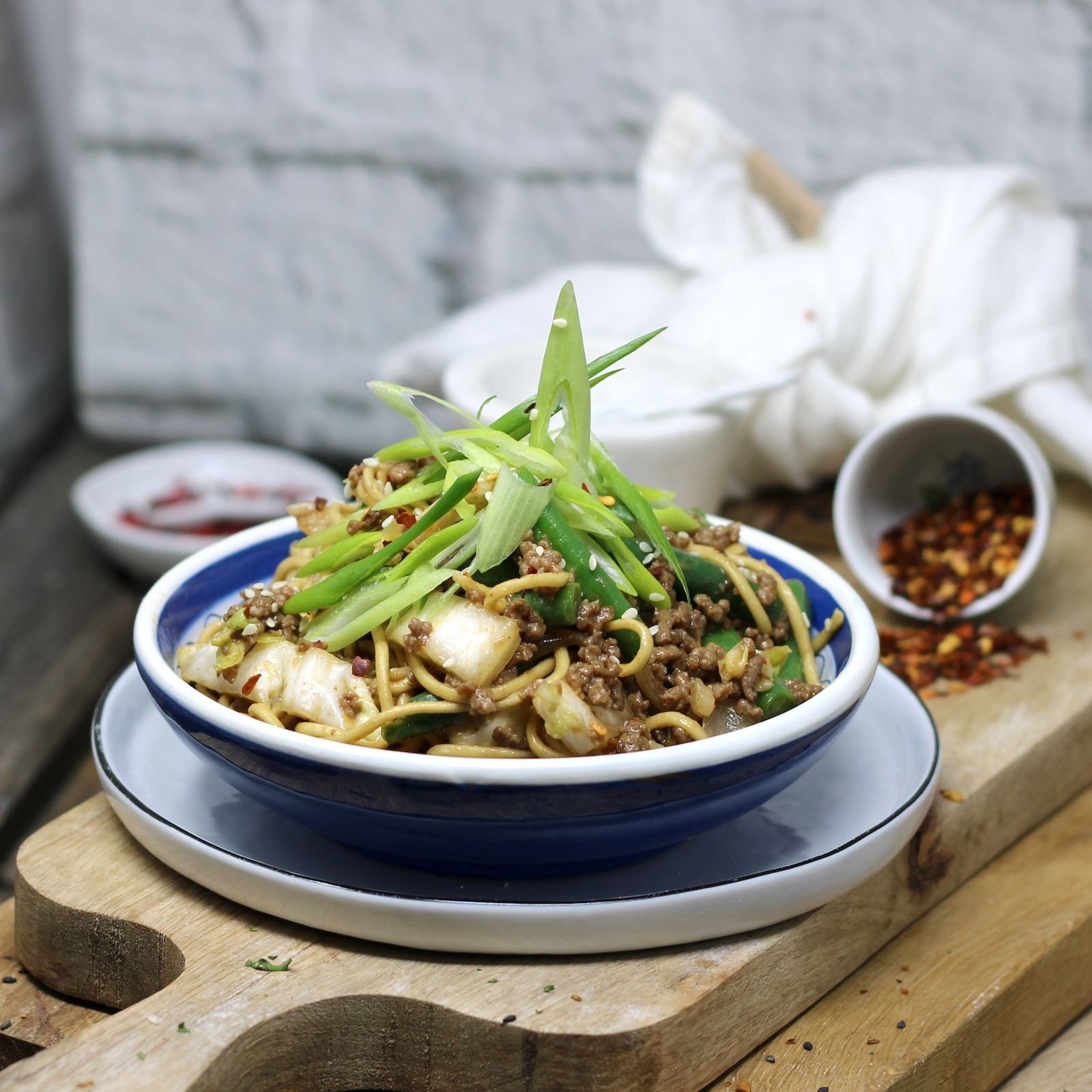 Thai Nudeln mit gebratenen Rinderstreifen, Gemüse und knackigen ...