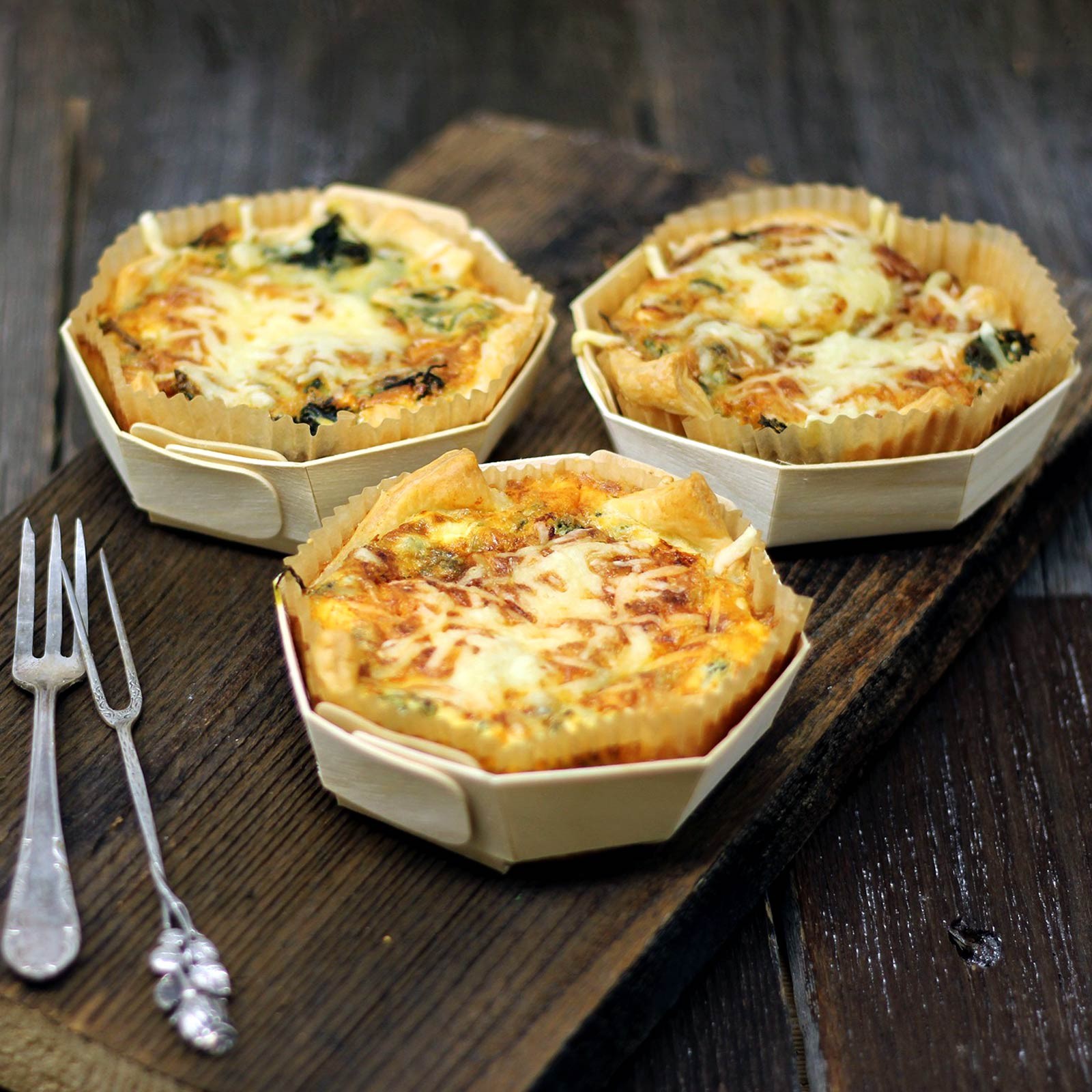 Bärlauch-Quiche im Holzförmchen mit feinem Speck, Parmesan, Mozzarella ...