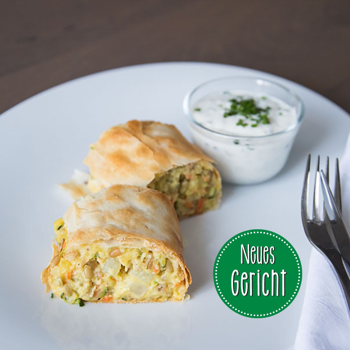 Gemüsestrudel mit Ofentomaten, Dip und Blattsalat