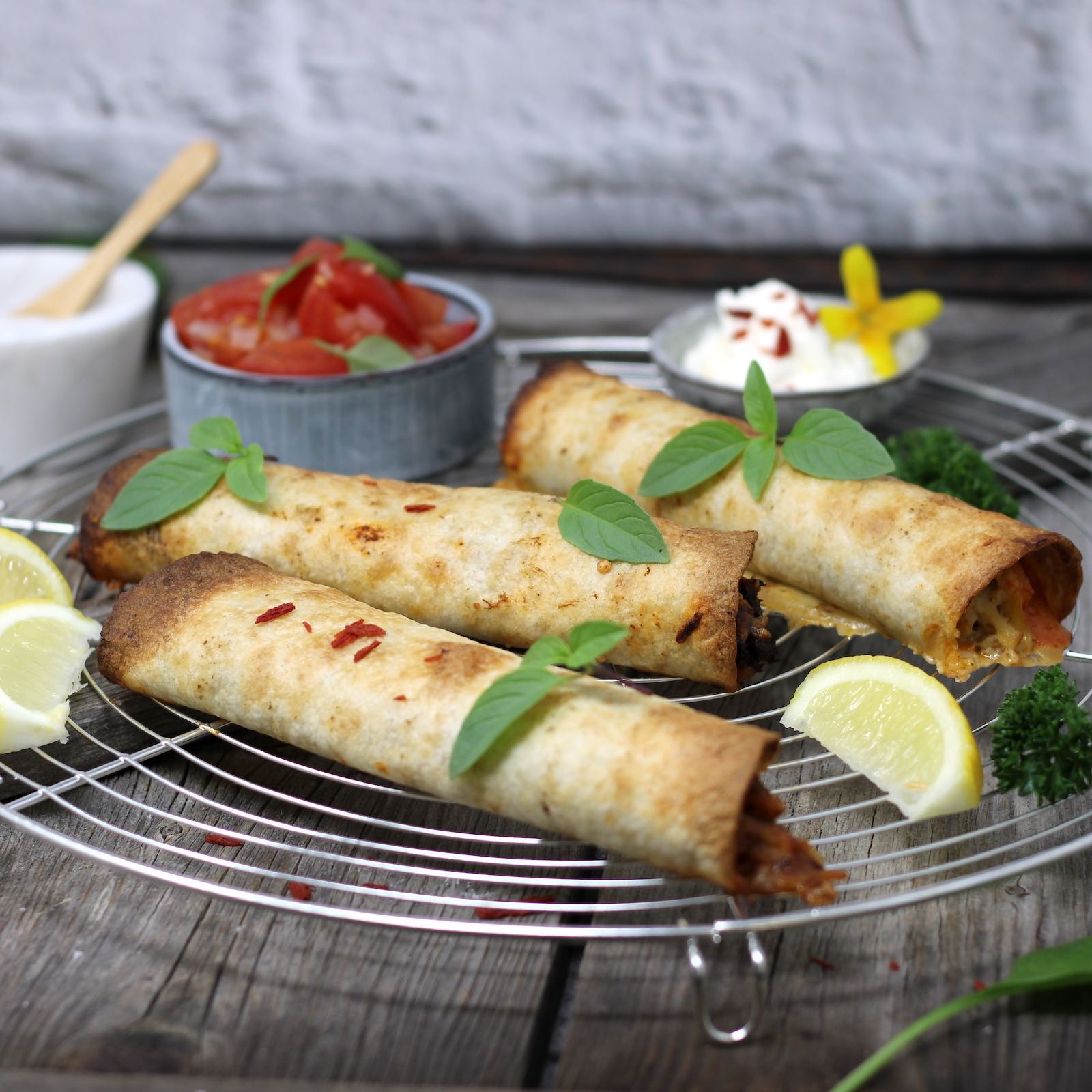 Chicken-Röllchen mit Sauerrahm-Dip (3 Stück)