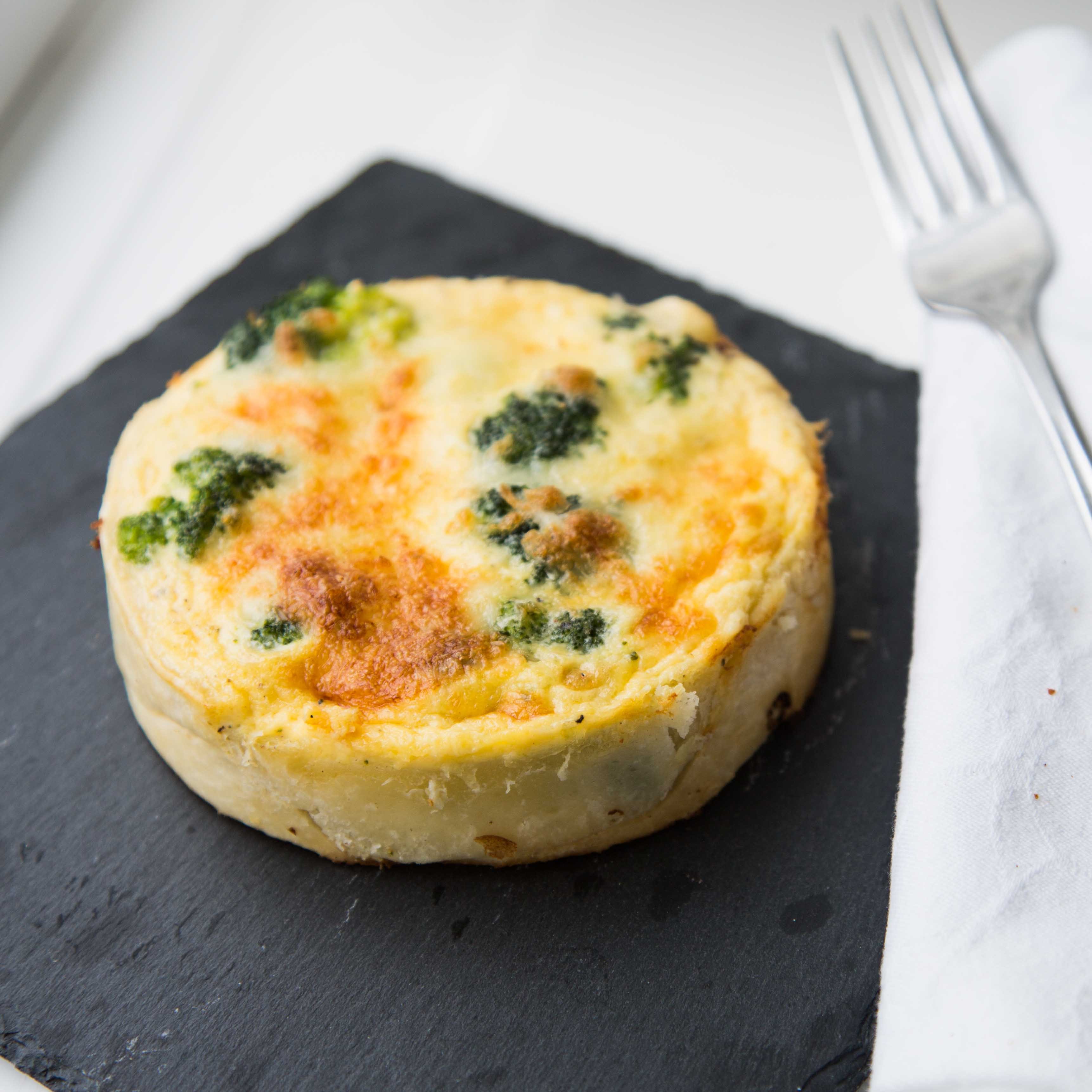 Brokkoli-Quiche mit knackigem Eisbergsalat