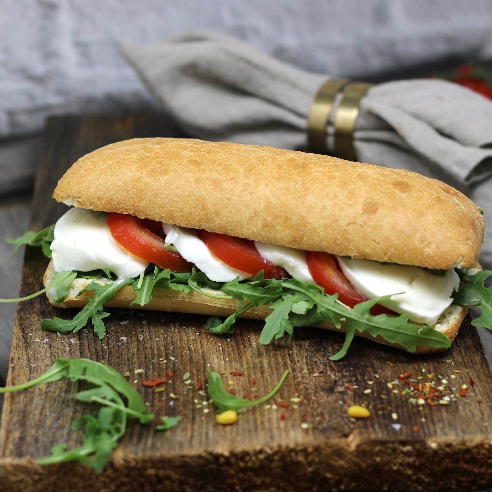 Tomaten-Mozzarella Sandwich mit Rucola und Basilikumpesto