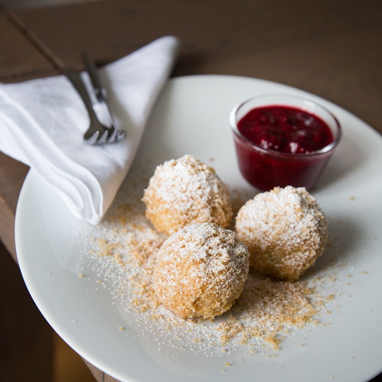 Topfenknödel mit Butterbrösel und Marillenröster