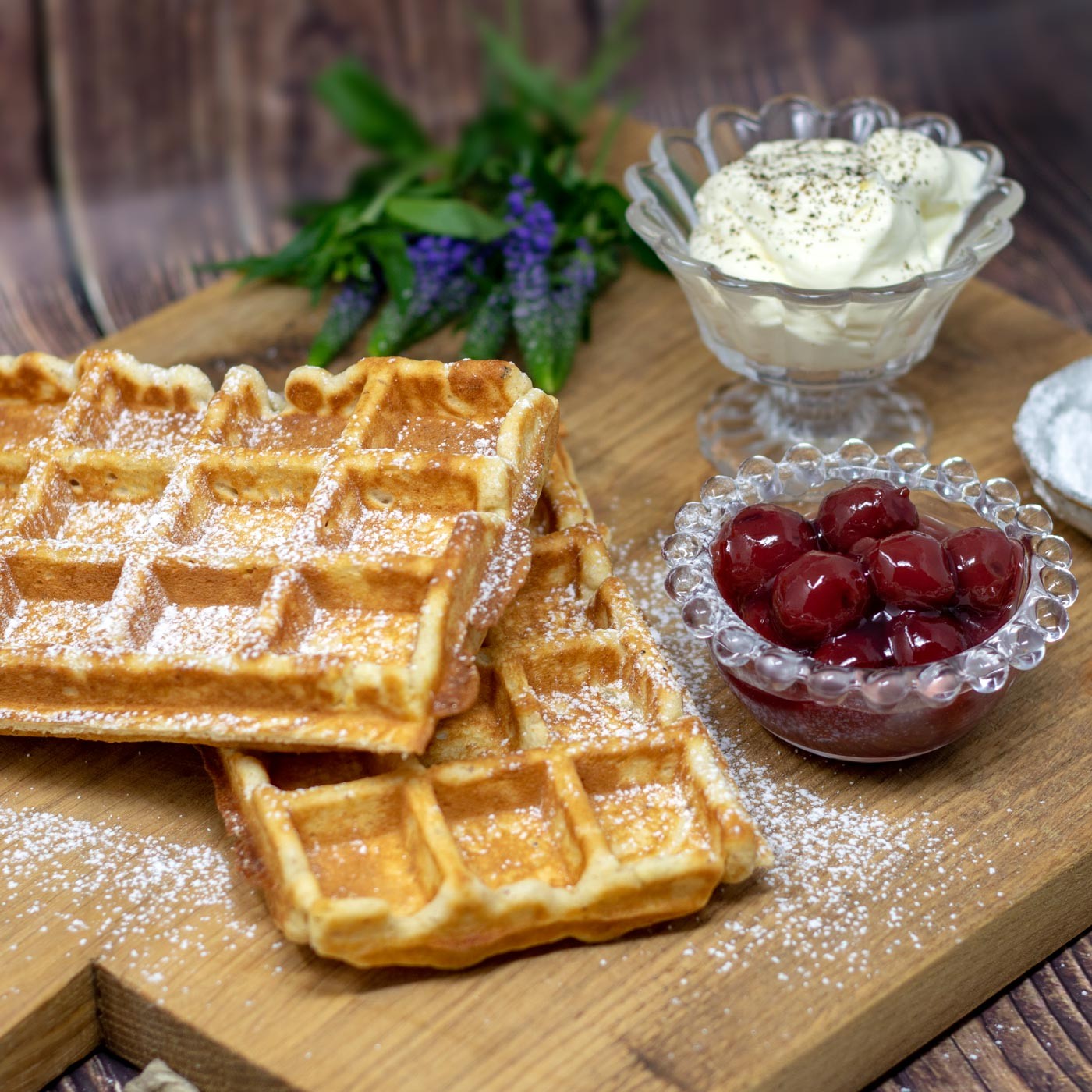 Belgische Waffeln mit Vanilleschaum und Weichselkompott