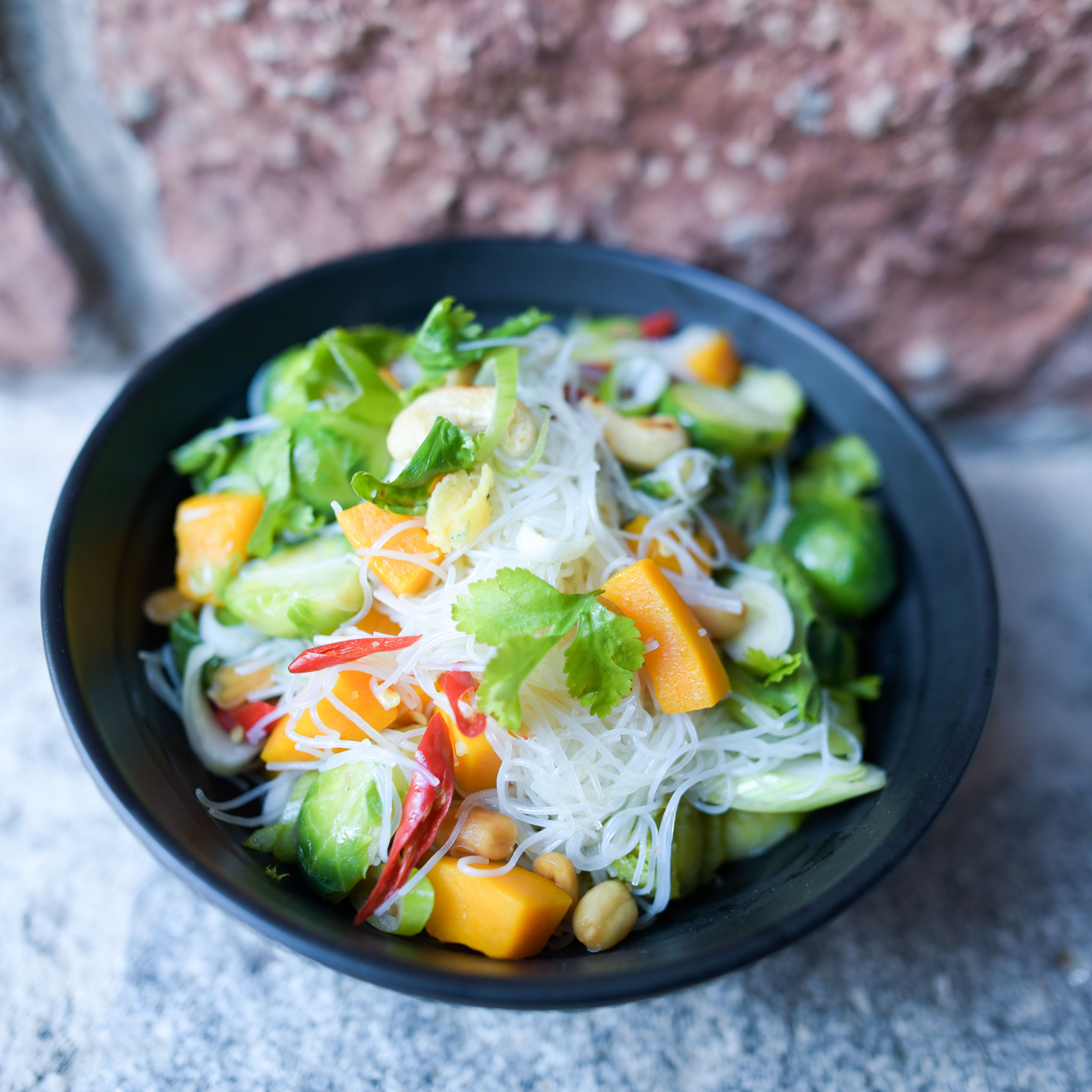 Winterlicher Glasnudelsalat mit Mango und Cashews