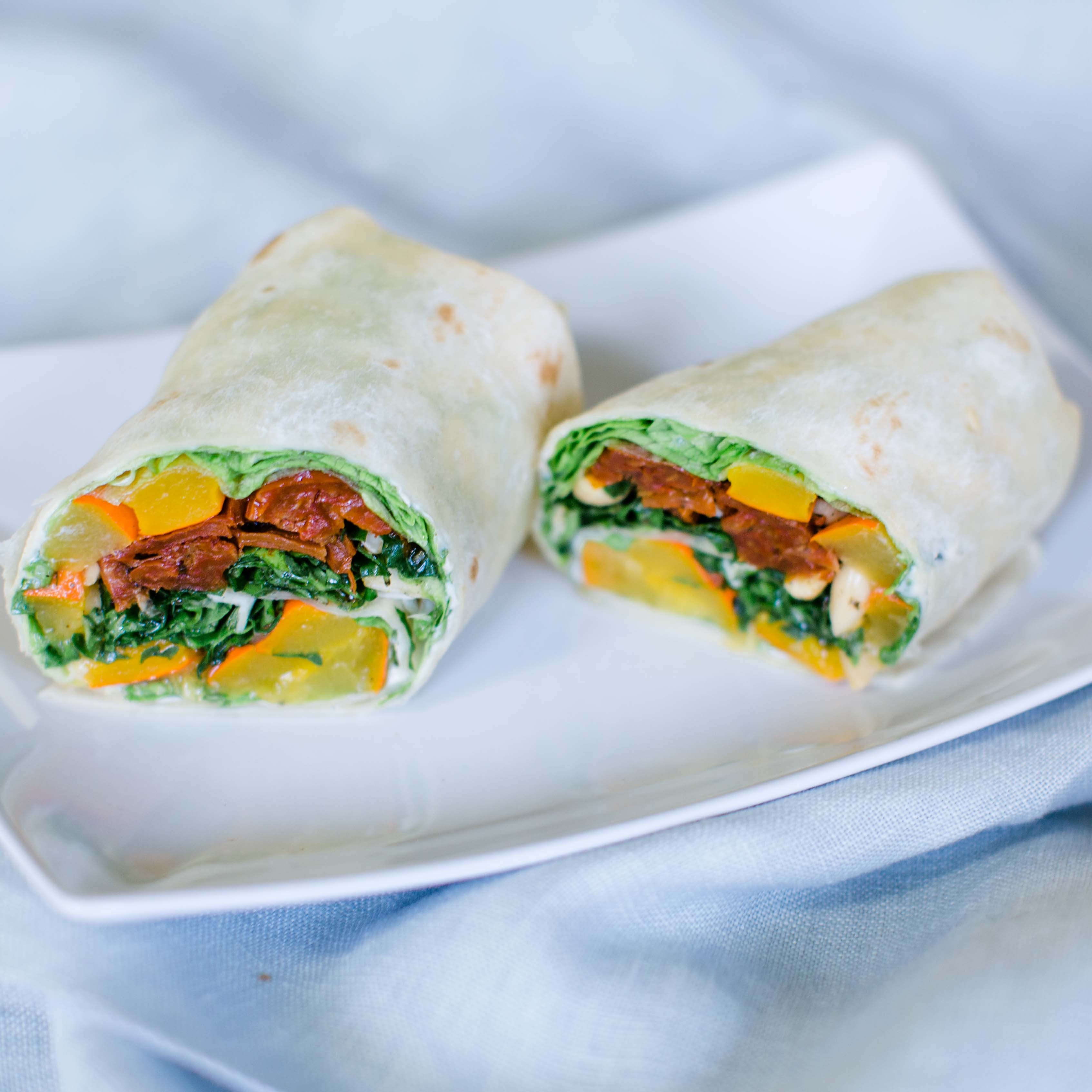 Wrap mit gebratenen Süßkartoffeln, Pilzen, Tomaten und Parmesan