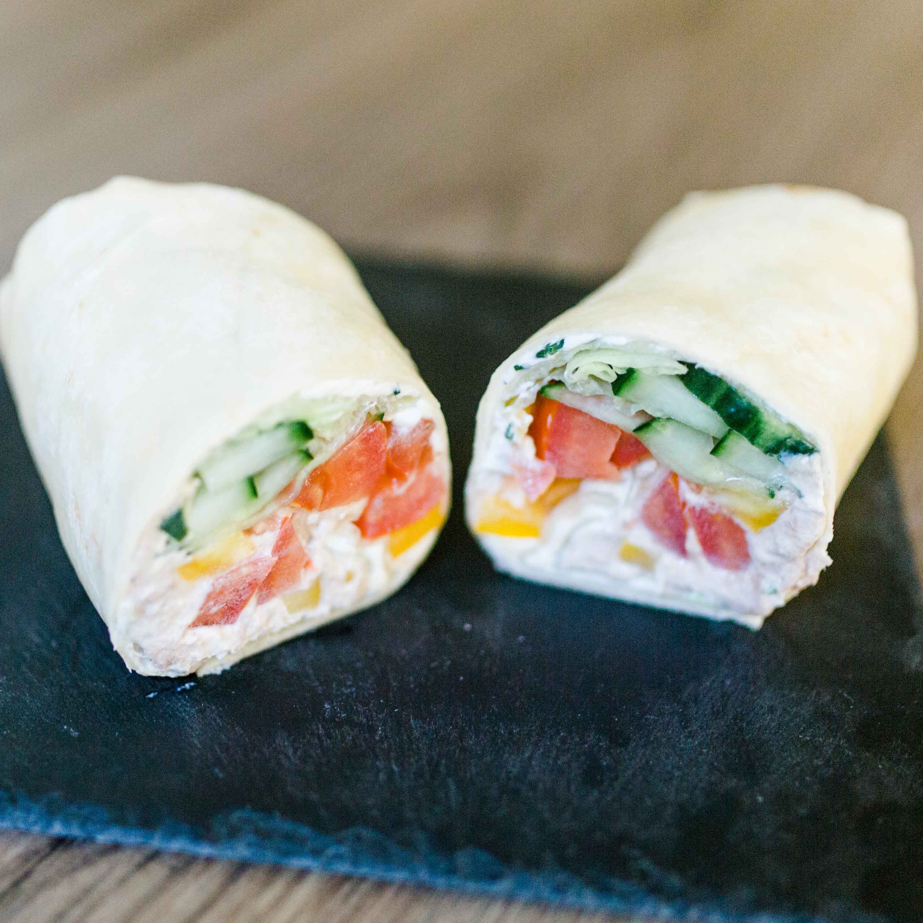 Wrap mit Thunfisch, Mais, Tomaten und Gurken