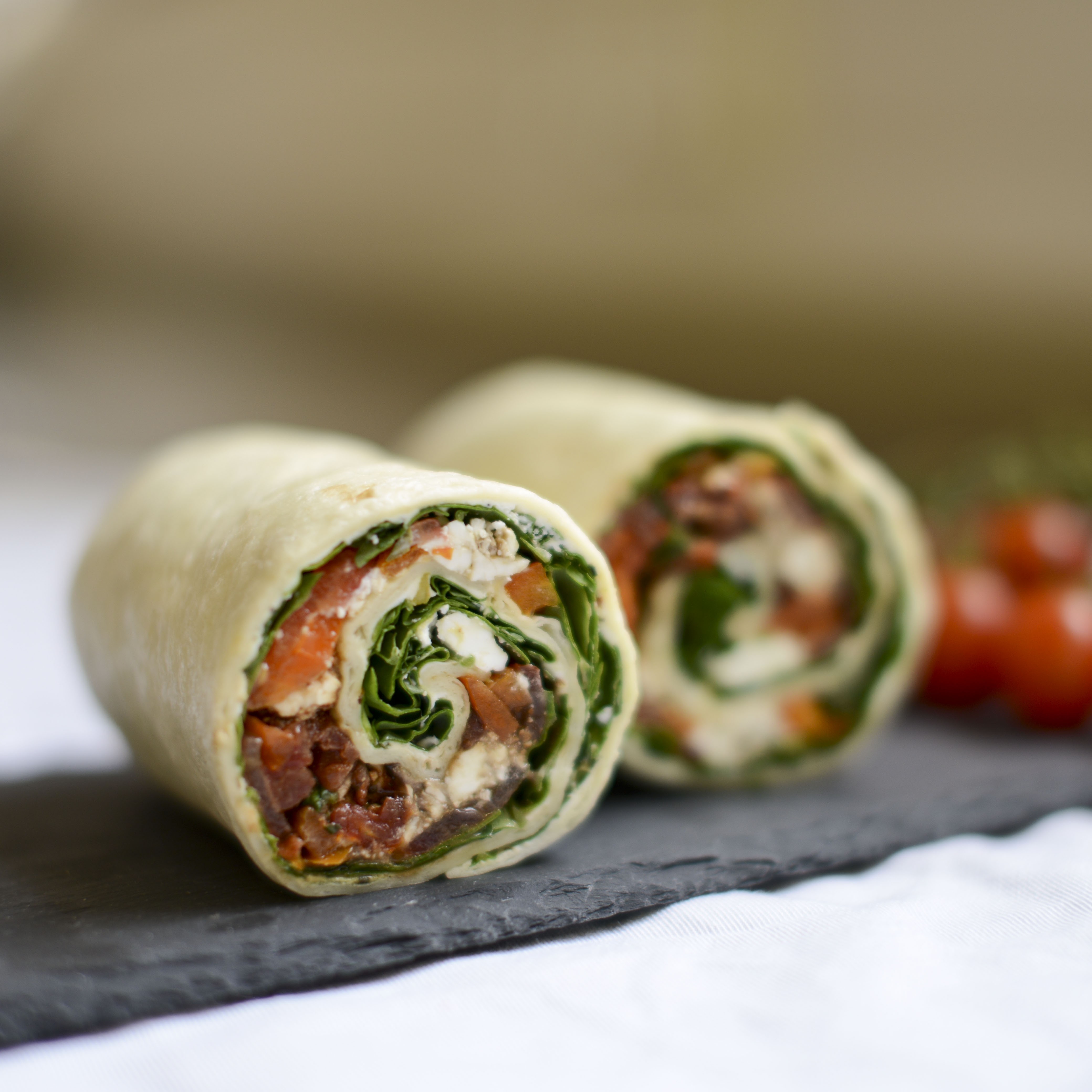 Wrap Greek Style mit Tomaten, Feta, Basilikum, Gurke und getrocknete ...
